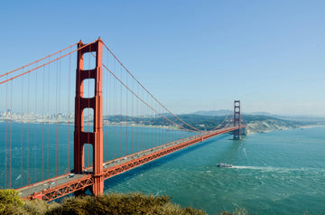 golden gate bridge with light blue sky background